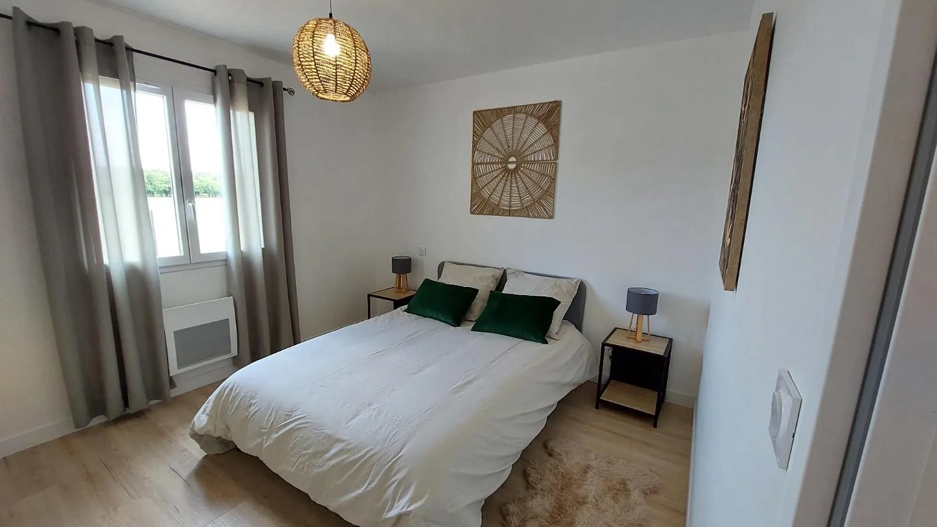 Maison Neuve A Bessens 0*,